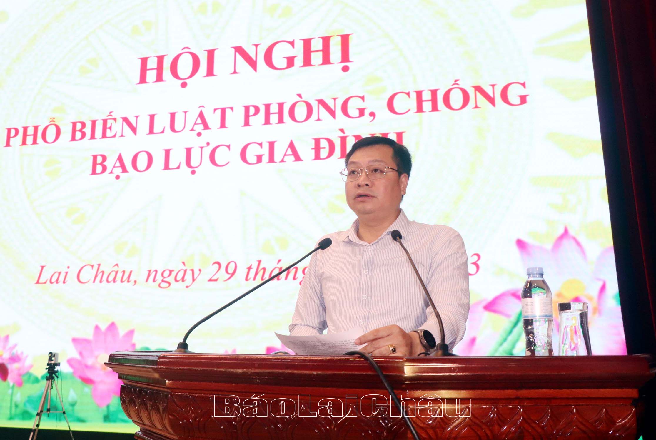 Đồng chí Lê thanh Hải - Giám đốc Sở Tư pháp,  Phó Chủ tịch Thường trực Đội đồng phối hợp phổ biến giáo dục pháp luật tỉnh phát biểu tại Hội nghị.